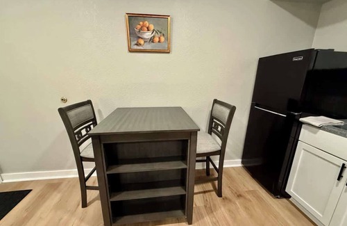 South Central Omaha Apartment | Aksarben, modern,second floor w/onsite-parking