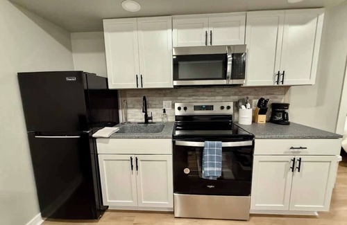 South Central Omaha Apartment | Aksarben, modern,second floor w/onsite-parking