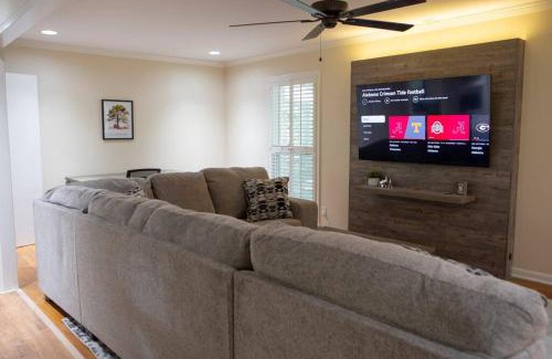Northport House | Alabama University Events, 5 bdrm Home with Lake Access, Community Pool, Tennis, Pavilion, sleeps 14, 5 mil to Bryant-Denny Stadium