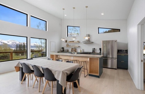 Seward House | Alagnaq Inn: Panoramic Views, Modern Retreat
