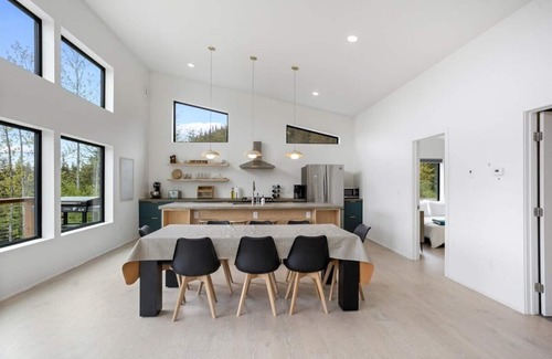 Seward House | Alagnaq Inn: Panoramic Views, Modern Retreat