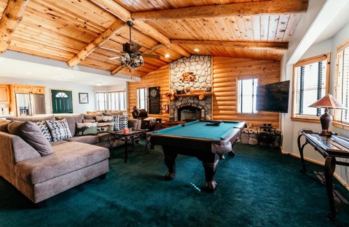 Upper Moonridge Ski Chalet | Alameda Landing- Pool Table- Hot Tub- Relaxing Log Cabin