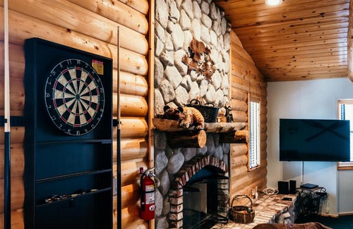 Upper Moonridge Ski Chalet | Alameda Landing- Pool Table- Hot Tub- Relaxing Log Cabin