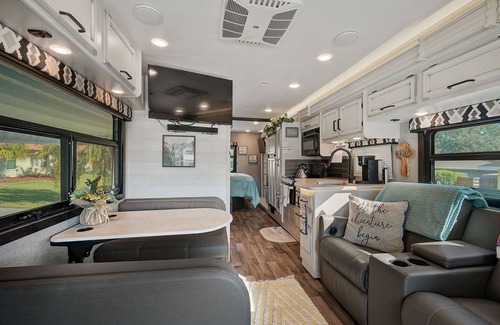 Franklin House | Alante at Graceland Mountain Retreat: Luxury RV Stay with Queen Bed, Kids Bunk, & Mountain Views