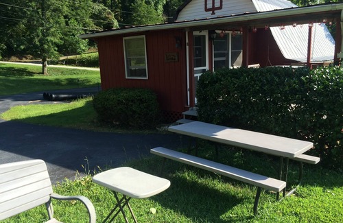 Bryson City House | Alarka Cabin Guest House With Great Mountain Sunsets And WiFi Included