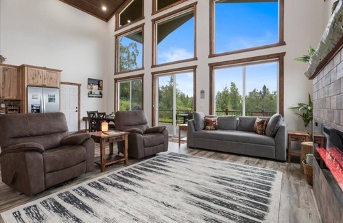 Palmer House | Alaskan White Christmas: Snow, Hot Tub & Magic!