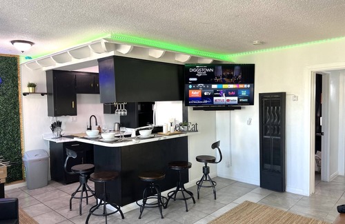 Lynwood Apartment | "ALEXA BOOK VACATION HOME"
