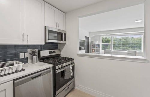 Taylor Run Condo | Alexandria Living: Stylish 2BR Condo