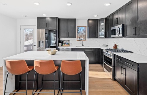 Minneapolis Apartment | Aleyeh suites Top floor unit3