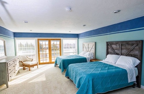 Algoma Cabin | Algoma Getaway, Sleeps 12 - The Barn at Silver Creek