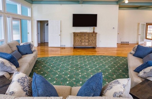 Algoma Cabin | Algoma Getaway, Sleeps 12 - The Barn at Silver Creek