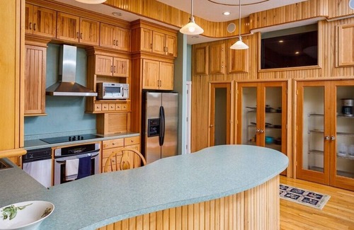 Algoma Cabin | Algoma Getaway, Sleeps 12 - The Barn at Silver Creek