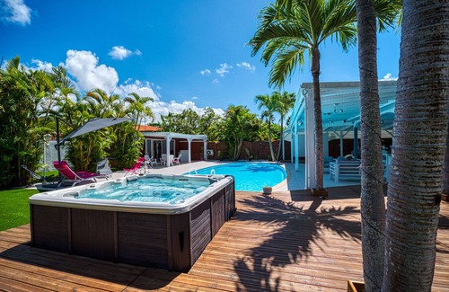 Dunoyer Villa | Aline, villa with swimming pool and jacuzzi, close to all amenities