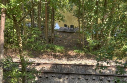 Blue Ridge House | All Aboard - Log Cabin, Game Room, Hot Tub, Lake View, Private Dock - Blue Ridge, GA