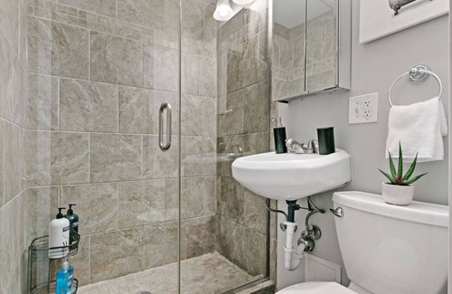 Boystown Apartment | All Complete 2BR Apt in Lakeview