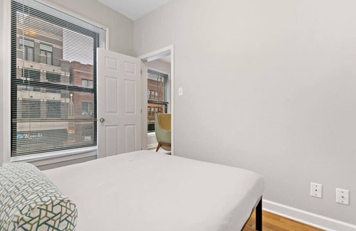 Boystown Apartment | All Complete 2BR Apt in Lakeview