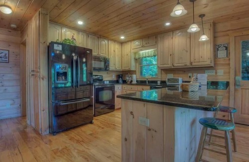 Foxfire Estates Cabin | All Decked Out- Screened Porch | Outdoor Fireplace | Luxurious Hot Tub