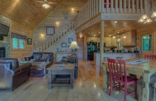 Foxfire Estates Cabin | All Decked Out- Screened Porch | Outdoor Fireplace | Luxurious Hot Tub