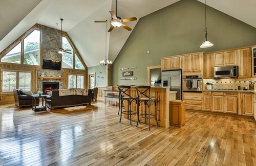 Ellijay Cabin | All Decked Out w/Hot tub 4 BR+Loft, Game Room