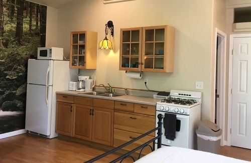 Redding Highlands House | All Inn Guesthouse Big windows, vaulted ceilings, Very private park like setting