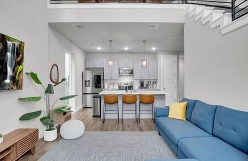 Terrell Heights House | All Masters, 22ft Ceilings!