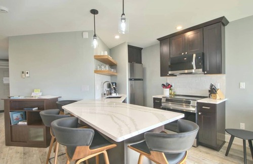 Bayfield Condo | All-New Condo Steps from the Beach