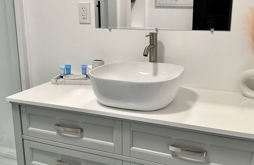 Troy Apartment | All New & Modern: 3 Bedroom, 1.5 Bath -CLOSE to RPI!