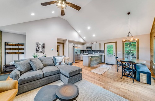 Suches Cabin | All-new mountain cabin with private hot tub, deck, firepit, fireplace, & W/D
