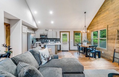 Suches Cabin | All-new mountain cabin with private hot tub, deck, firepit, fireplace, & W/D