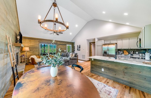 Suches Cabin | All-new mountain cabin with private hot tub, deck, firepit, fireplace, & W/D