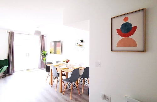 Chorlton-on-Medlock House | ALL NEW Stylish Townhouse 5 Mins To Manchester City Centre