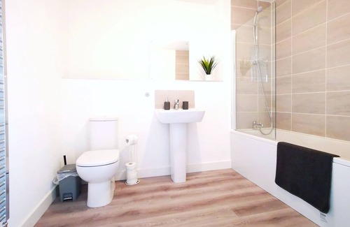 Chorlton-on-Medlock House | ALL NEW Stylish Townhouse 5 Mins To Manchester City Centre