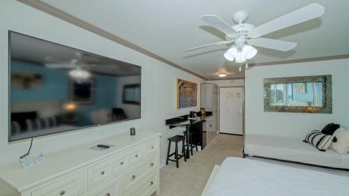 Trailer Estates Apartment | ALL-NEW Waterfront with Balcony,Pool,Tiki Bar,Gym