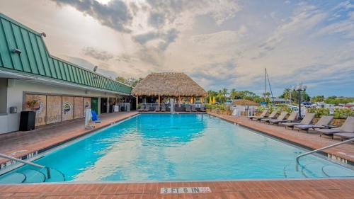 Trailer Estates Apartment | ALL-NEW Waterfront with Balcony,Pool,Tiki Bar,Gym