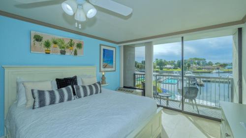 Trailer Estates Apartment | ALL-NEW Waterfront with Balcony,Pool,Tiki Bar,Gym