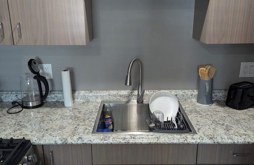 Ontario Apartment | All Private Studio LV2 EV Charger, Monitor with docking station and washer/dryer