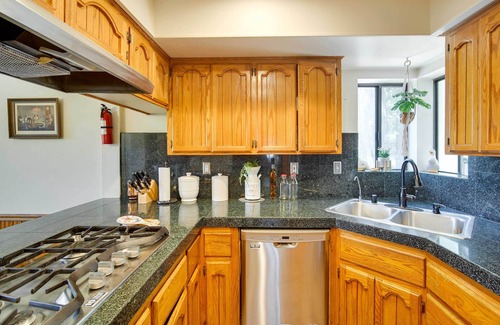 Crestline House | All-Season Crestline Escape - 2 Mi to Lake!