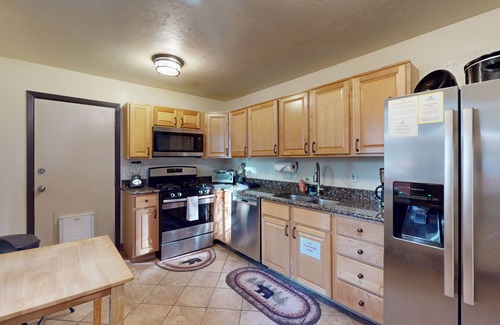 Black Bart Cabin | All-season, dog-friendly cabin with fireplace & deck - near Heavenly & beach
