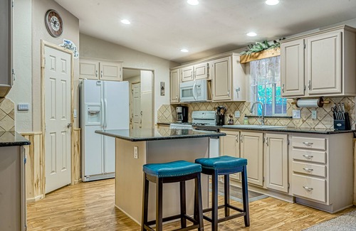 South Fork House | All-season escape with private hot tub, yard, decks & fireplace - dog-friendly