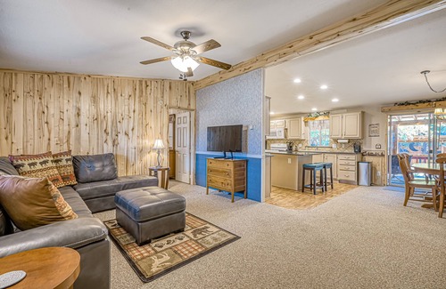 South Fork House | All-season escape with private hot tub, yard, decks & fireplace - dog-friendly