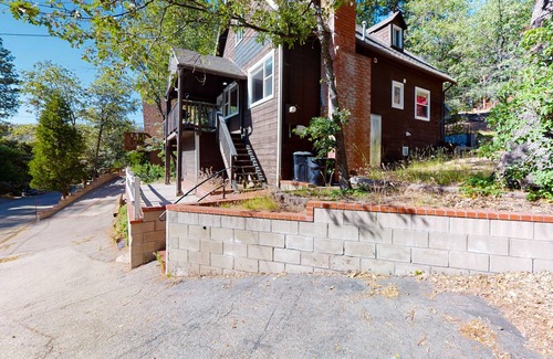 Arrowbear Lake Cabin | All-season getaway with firepit & updated kitchen - near Snow Valley & lake