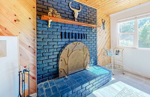 Arrowbear Lake Cabin | All-season getaway with firepit & updated kitchen - near Snow Valley & lake