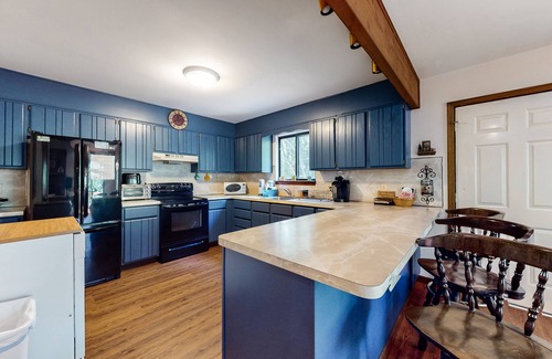 Jim Thorpe House | All-season hideaway with alfresco deck, views, game table & pool access