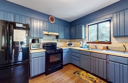 Jim Thorpe House | All-season hideaway with alfresco deck, views, game table & pool access