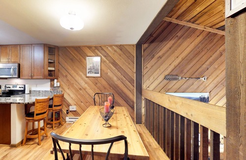 Lakeshore Condo | All-Seasons Condo with Deck - Walk to Pool, Hot Tub, & Huntington Lake