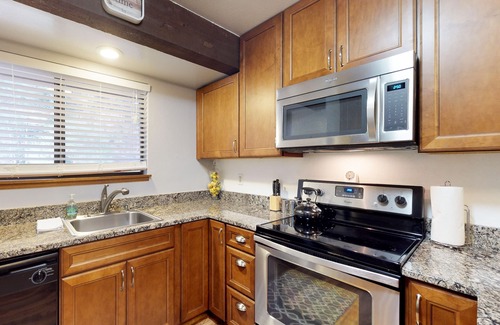 Lakeshore Condo | All-Seasons Condo with Deck - Walk to Pool, Hot Tub, & Huntington Lake