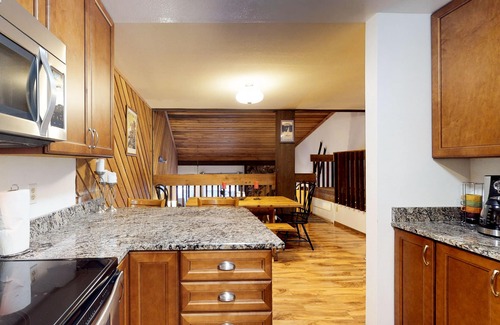 Lakeshore Condo | All-Seasons Condo with Deck - Walk to Pool, Hot Tub, & Huntington Lake