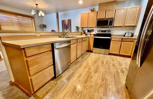 Winthrop House | All Seasons Mountain Retreat-Ski trails/FAST Wi-Fi