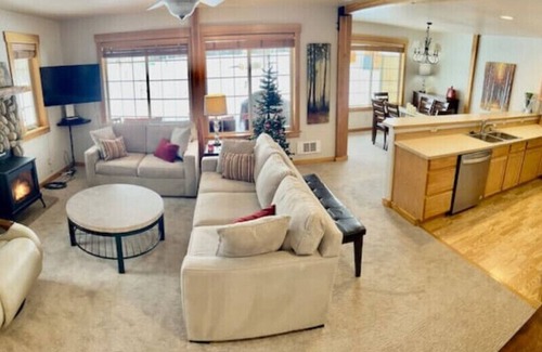 Winthrop House | All Seasons Mountain Retreat-Ski trails/FAST Wi-Fi