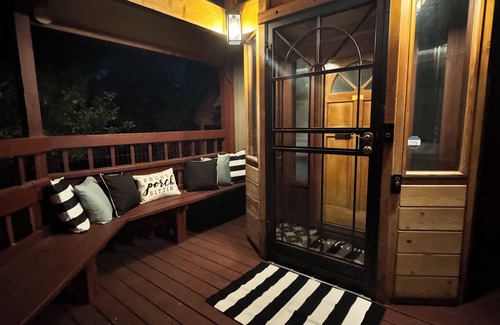 Old Southwest House | Alley way gem! Hot tub, Sauna, Steam Shower, Full adult game room, pool table!